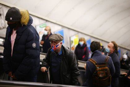 Imagen de archivo de varias personas con mascarilla en el metro de Londres, Reino Unido. 15 diciembre 2020.  REUTERS/Henry Nicholls