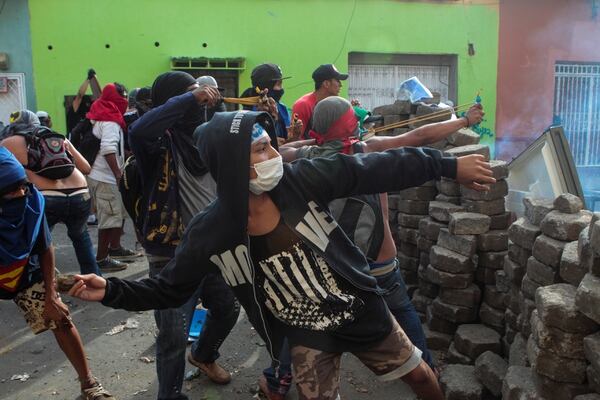 Manifestantes lanzan piedras a la policía. (REUTERS/Oswaldo Rivas)