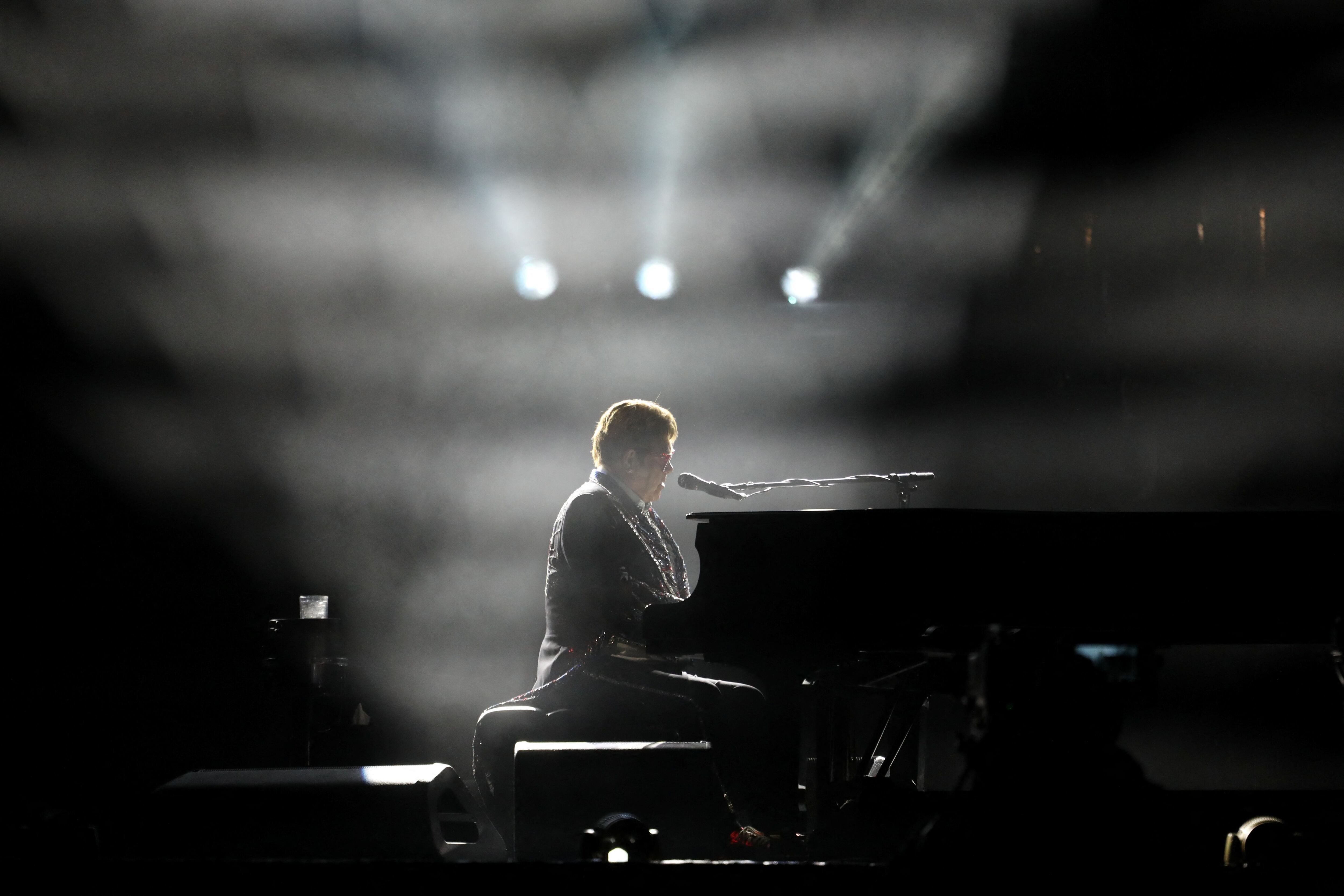 Elton John interpreta "Bennie and the Jets" (REUTERS/David Swanson)
