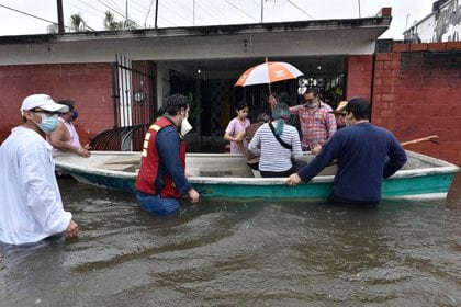 MEX8315. NACAJUCA (MÉXICO), 02/10/2020.- Habitantes son evacuados hoy debido a las constantes lluvias que han originado el frente frio número 4, en el poblado de Nacajuca, Tabasco (México). Este viernes se pronostican lluvias puntuales extraordinarias acompañadas de descargas eléctricas en Campeche, el norte de Chiapas, Tabasco y Yucatán, además de viento con rachas de 70 a 80 kilómetros por hora. Asimismo se espera un oleaje de 2 a 4 metros de altura significativa y condiciones para la formación de trombas frente a las costas de Quintana Roo y Yucatán, informó el Servicio Metereológico Nacional (SMN) en su último boletín. EFE/Jaime Ávalos
