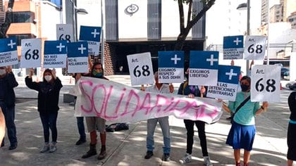 Un grupo de activistas, frente a la Fiscalía venezolana, exigiendo libertad para los integrantes de Azul Positivo que están detenidos desde el 12 de enero