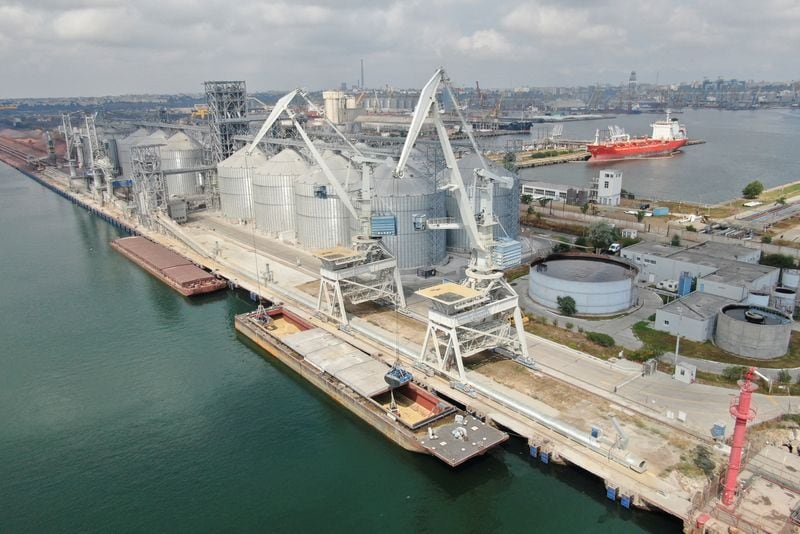 Una barcaza que transporta cereales es descargada en la terminal COMVEX del puerto de Constanza, en Rumania (REUTERS)