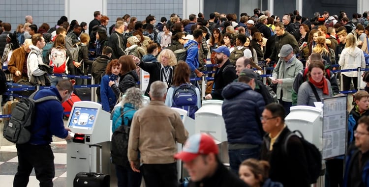 Sobre los viajes internacionales, la compañía Viajala realizó una encuesta entre sus usuarios de la Argentina y casi la mitad de ellos aseguró que “no tiene idea de cuándo volverán a viajar” (REUTERS)