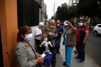 Pacientes ancianos hacen fila frente a un centro de salud (Reuters / archivo)