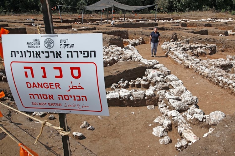 La arqueóloga israelí Dina Shalem camina entre las estructuras de piedra en el sitio arqueológico (JACK GUEZ / AFP)