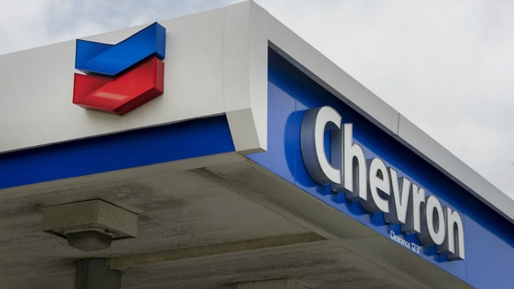 Los motivos por los que la gasolina cuesta más en Chevron y Shell ...