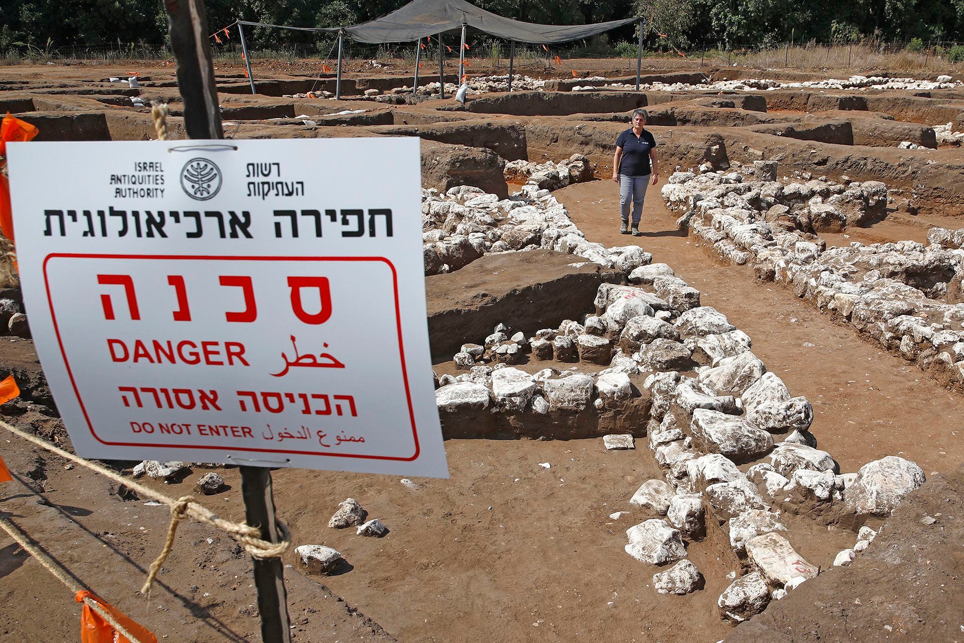 La arqueóloga israelí Dina Shalem camina entre las estructuras de piedra en el sitio arqueológico (Jack Guez/ AFP)
