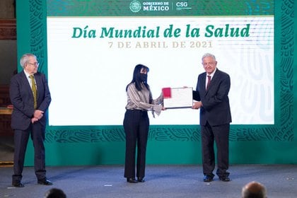 Dra. Teresa Shamah Levy recibe el premio “Doctor Gerardo Valera” (Foto: Presidencia de México)