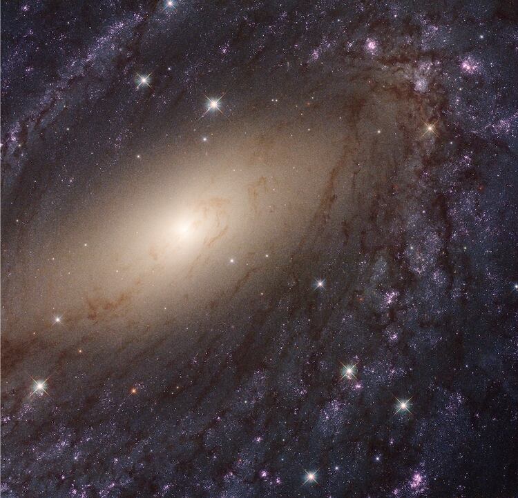 Los investigadores rastrearon la fuente del FRB hasta una galaxia espiral a unos 500 millones de años luz de distancia desde la Tierra (NASA/ESA)