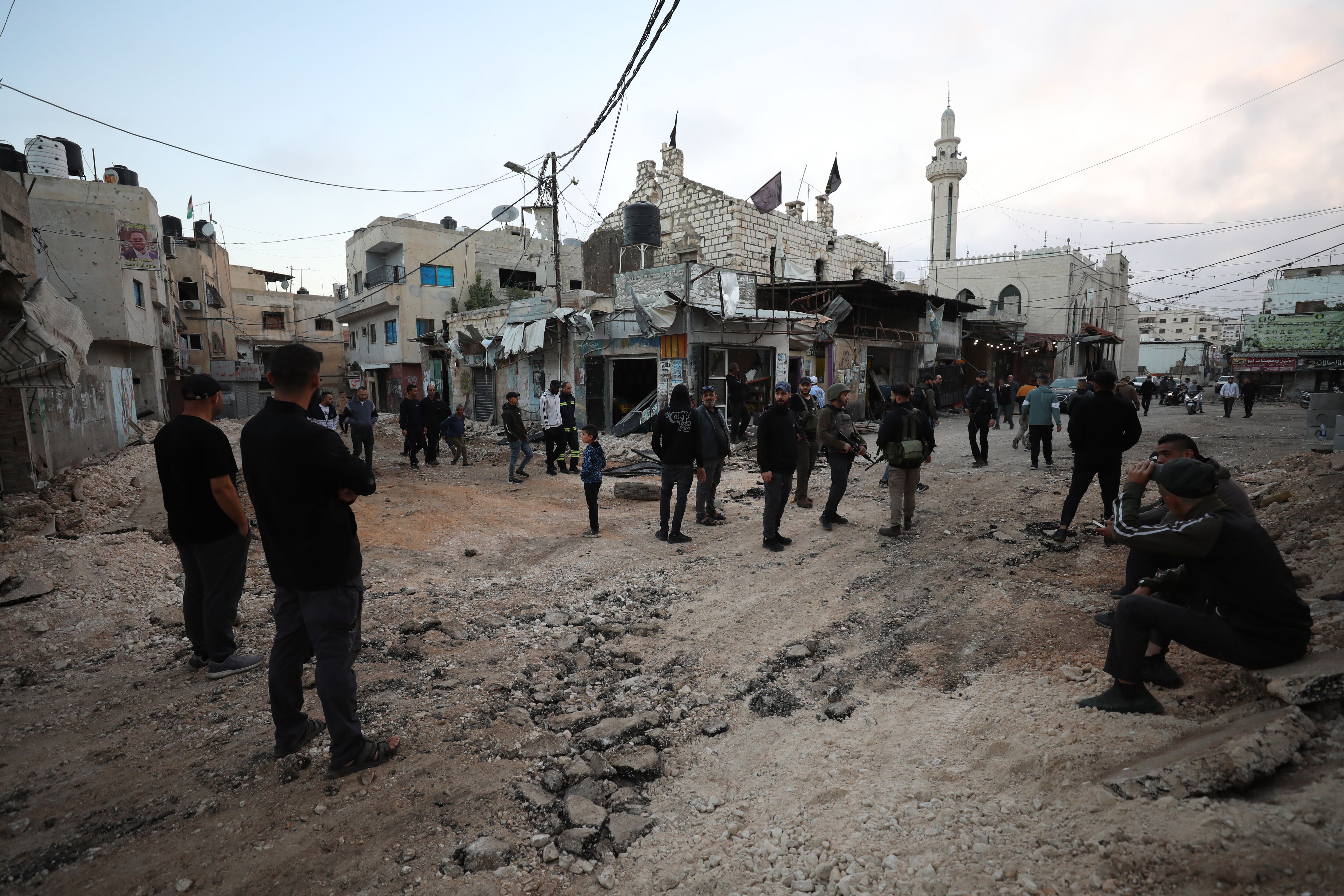 Palestinos inspeccionan una zona dañada dentro del campo de refugiados de Jenin tras una incursión israelí el 9 de noviembre de 2023.EFE/EPA/ALAA BADARNEH
