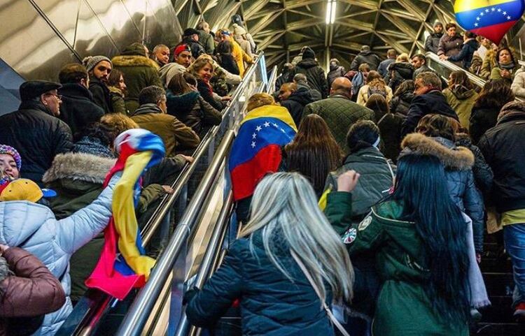 Venezolanos en el Metro de Madrid yendo a la Puerta del Sol 