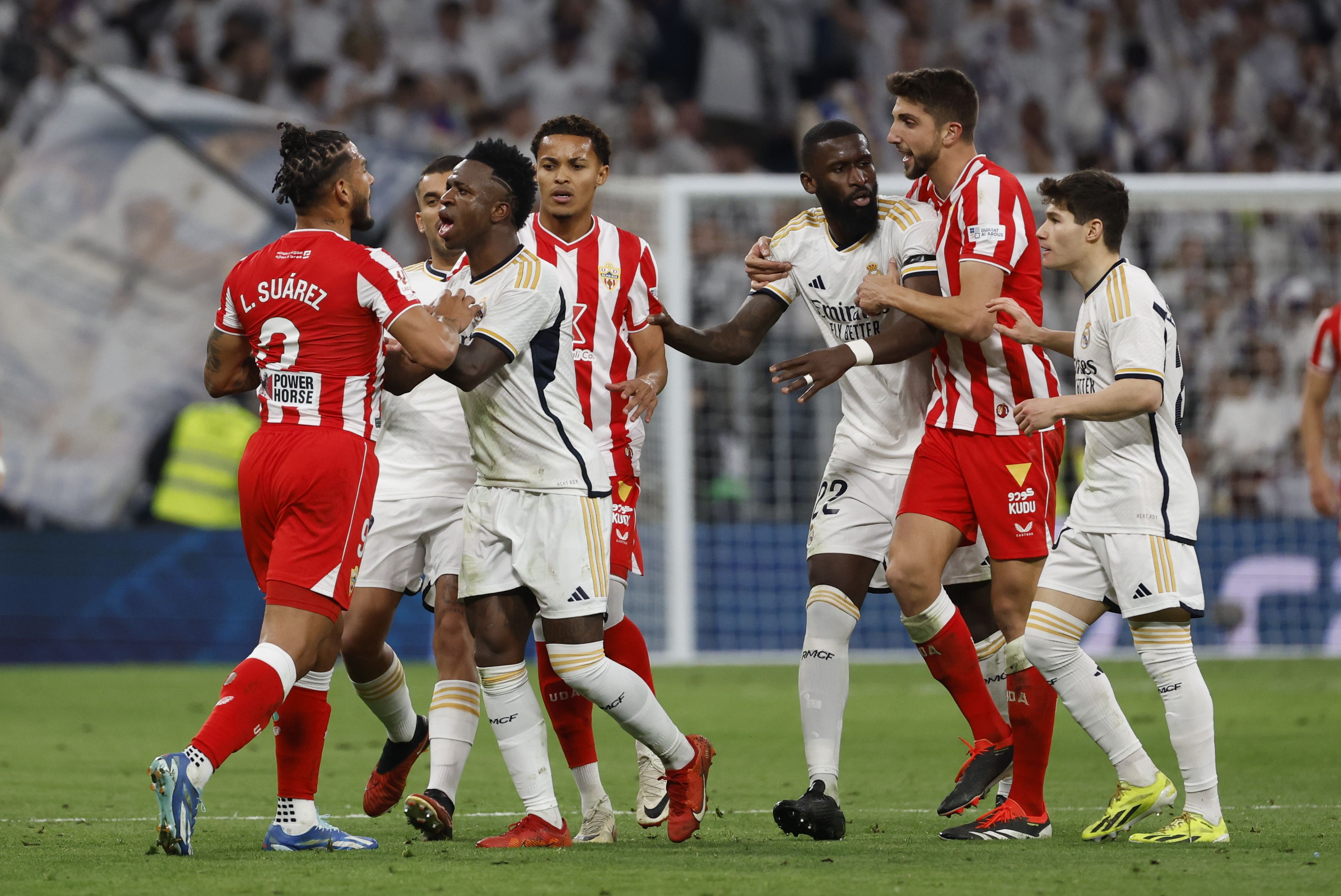 Los jugadores del Almería y Real Madrid se enzarzan durante un lance del partido. (REUTERS). 