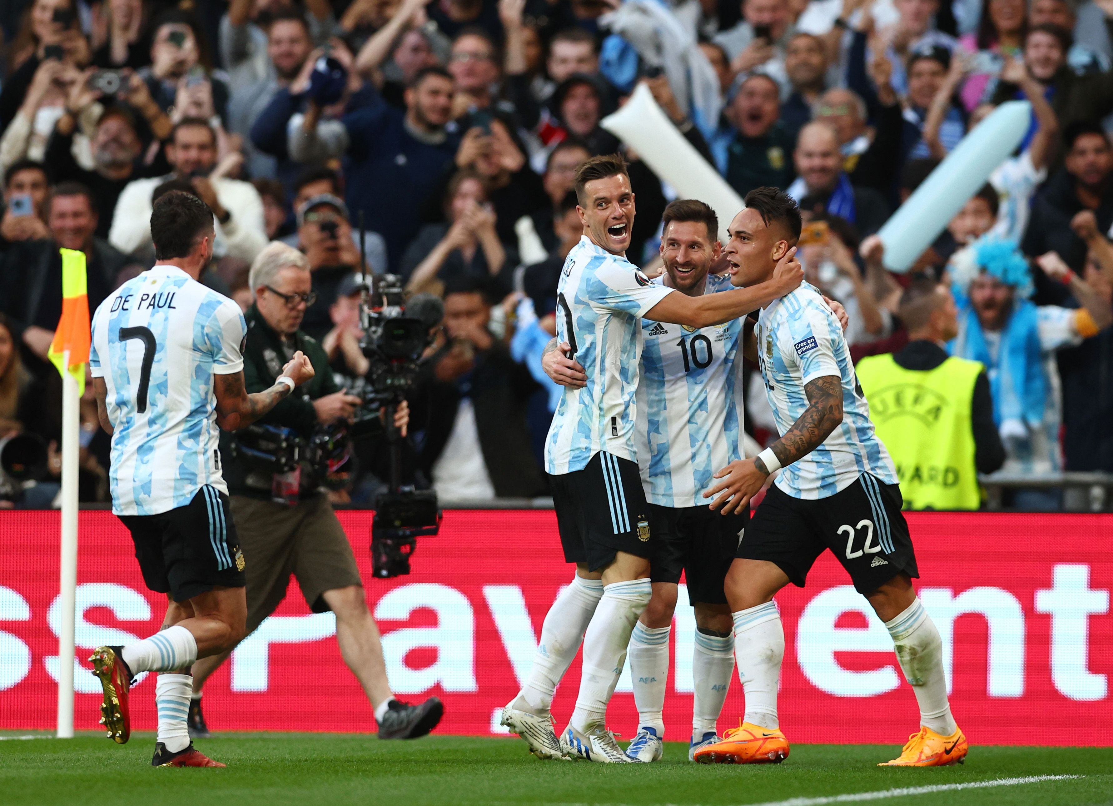 La celebración del primer tanto de Argentina, con Lo Celso, Martínez y Messi como protagonistas (REUTERS/David Klein)