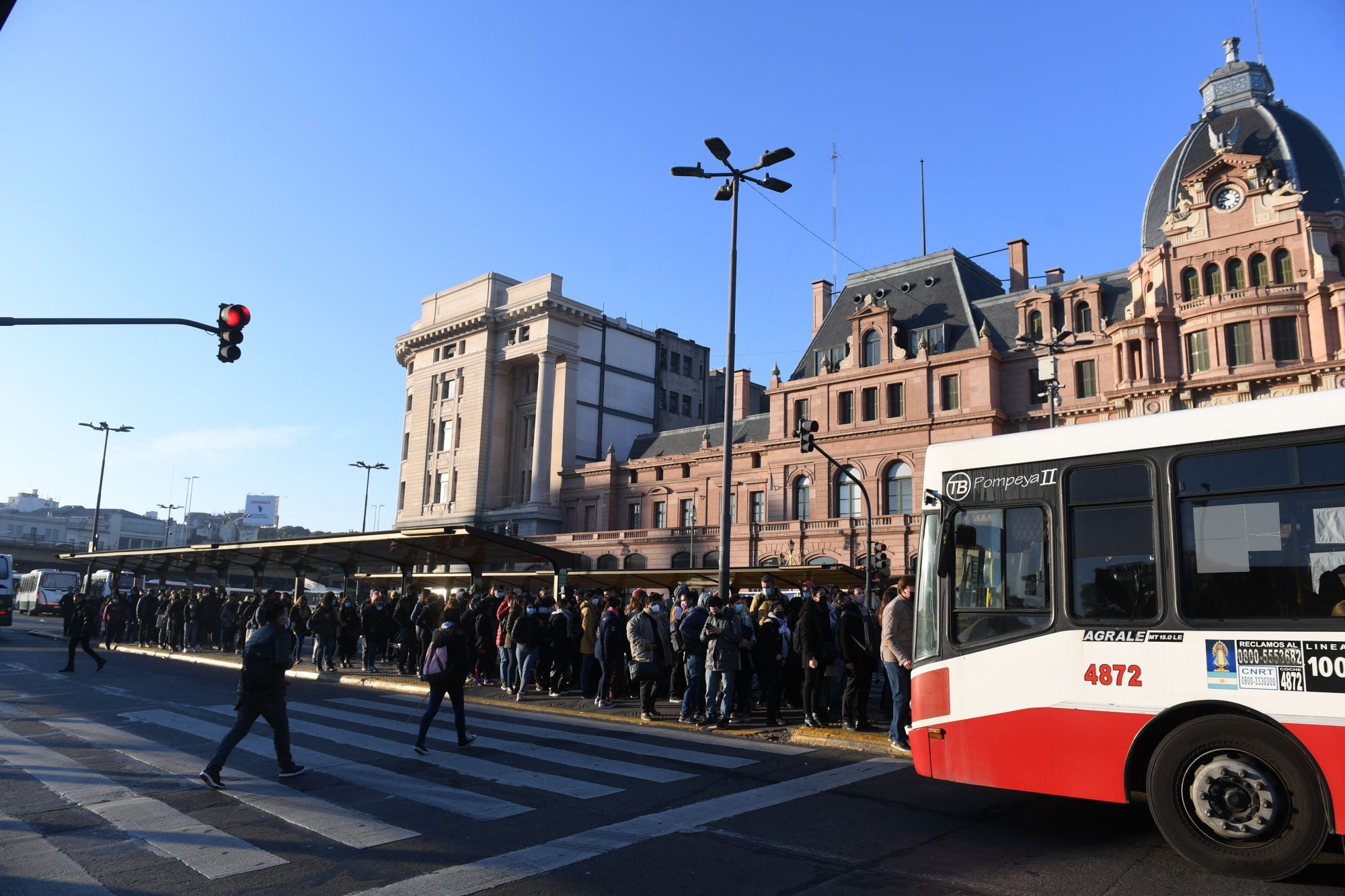 Largas filas y demoras para viajar en colectivo en el AMBA