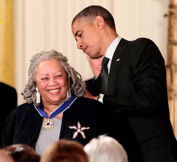 Morrison recibe la Medalla Presidencial en 2012 (Owen Sweeney/Shutterstock)