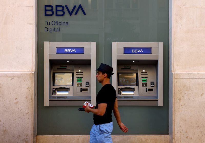 Algunos bancos, como BBVA, tienen tarifas fijas en pesos para las operaciones fuera del país (Reuters)