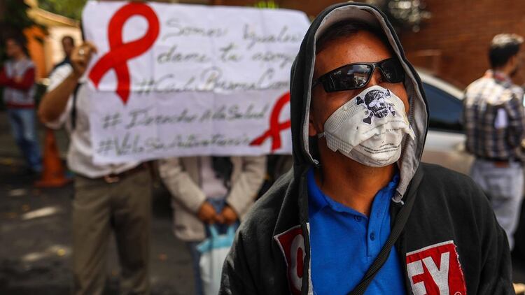 Decenas de venezolanos con VIH y Parkinson denunciaron la crisis de salud en una manifestaciÃ³n en Caracas. (Cristian HernÃ¡ndez/EFE)