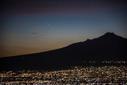 Imagen tomada antes del amanecer el día 12 de julio a las 06:15 am desde la ciudad de Puebla, al costado izquierdo del volcán la Malinche (Foto: @Efren_Cielo)