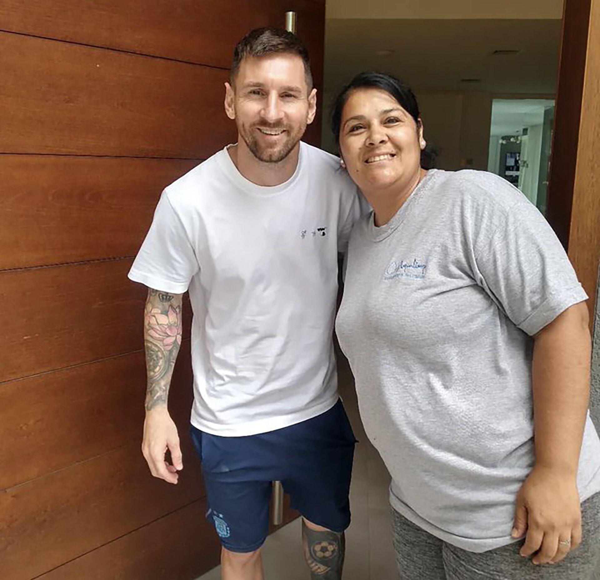 Lionel Messi firmó autógrafos a los chicos en Funes
