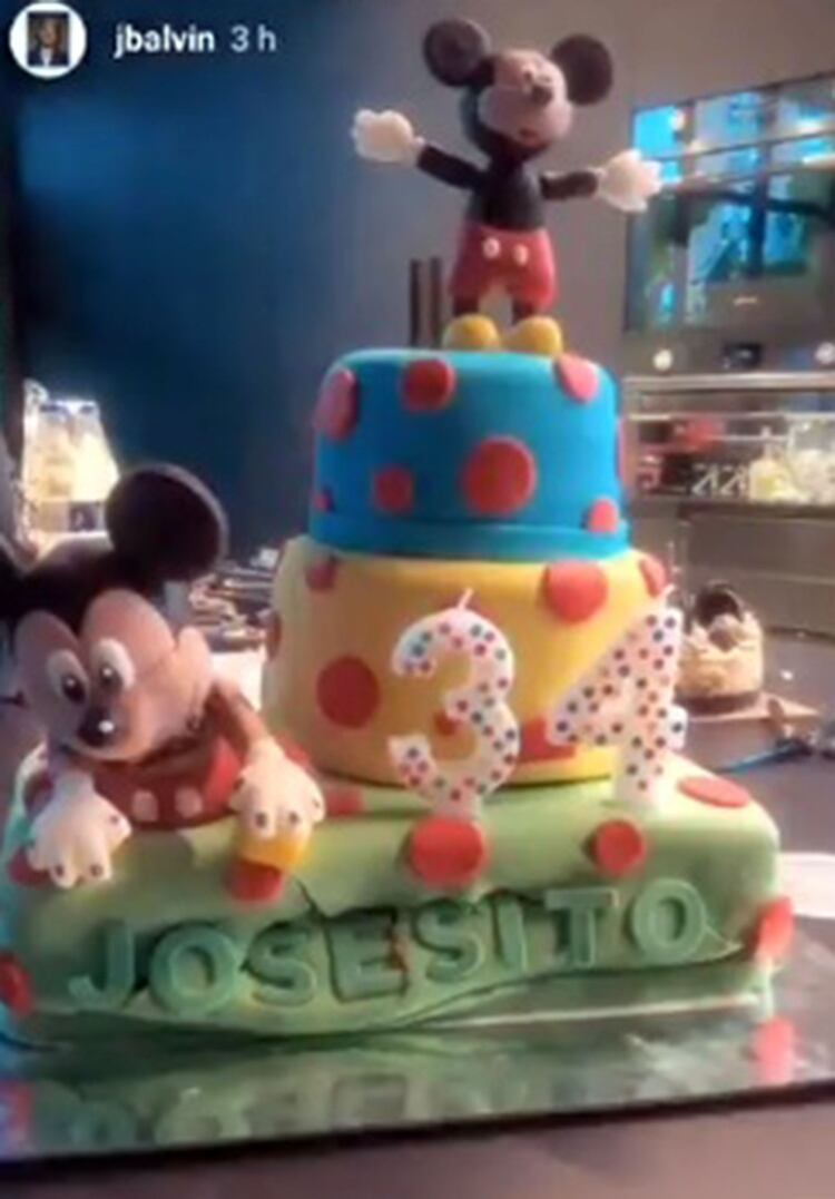 Este es uno de los pasteles con el que le cantaron cumpleaños al artista colombiano.