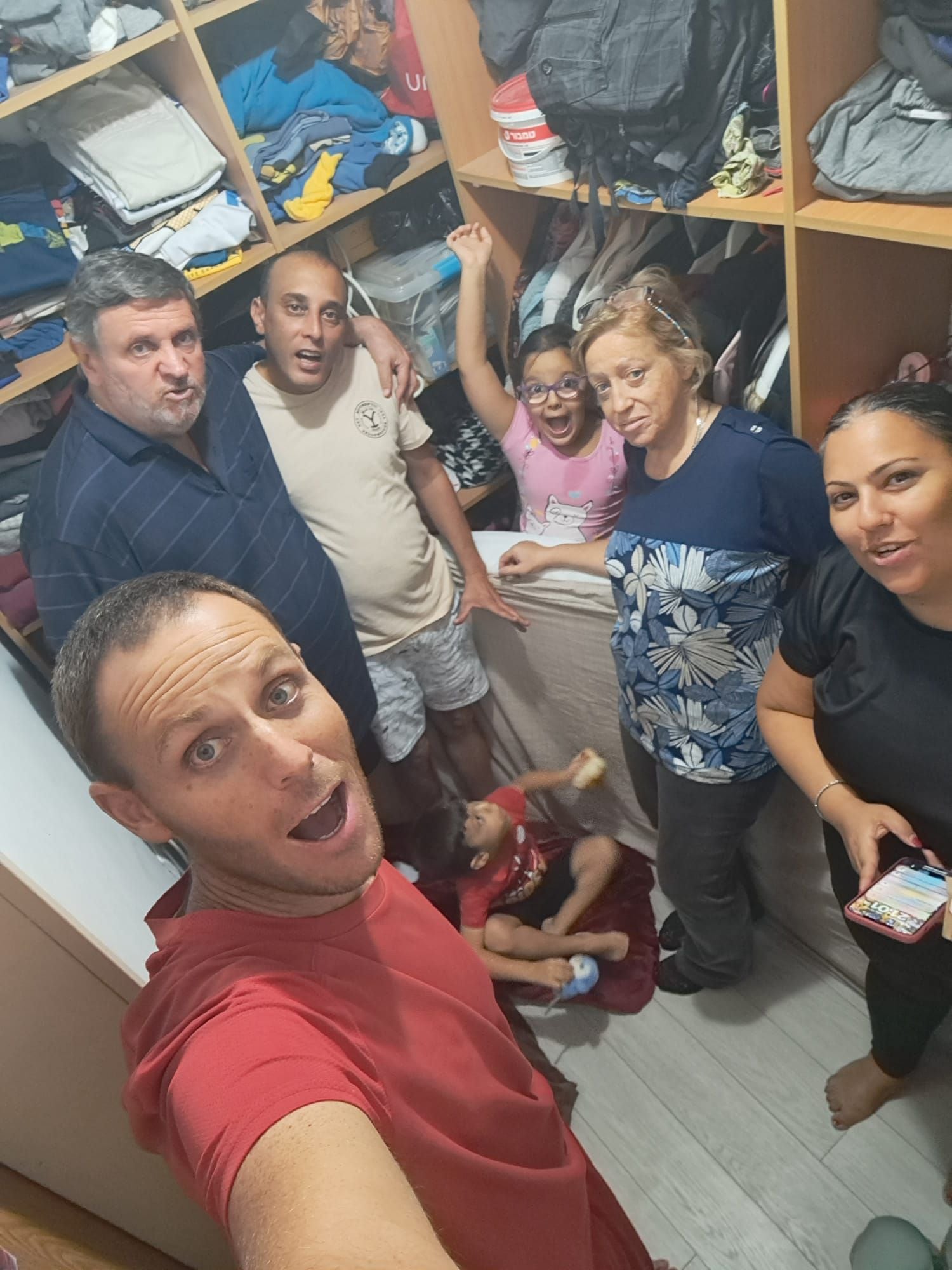 Mario e la sua famiglia all'interno della stanza di sicurezza dove si rifugiano quando scatta l'allarme (Foto: Courtesy Mario Sinay)