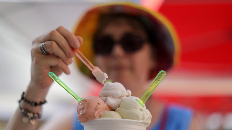 Una mujer bebe un helado en Niza, en medio de la ola de calor (REUTERS/Eric Gaillard)