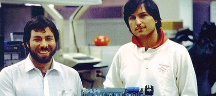 Wozniak estuvo en Apple hasta 1985 y luego se alejó para dedicarse a tareas filantrópicas. También creó el primer control remoto universal. Jobs se fue, pero volvió cuando la compañia estaba cerca de desaparecer y la revivió.