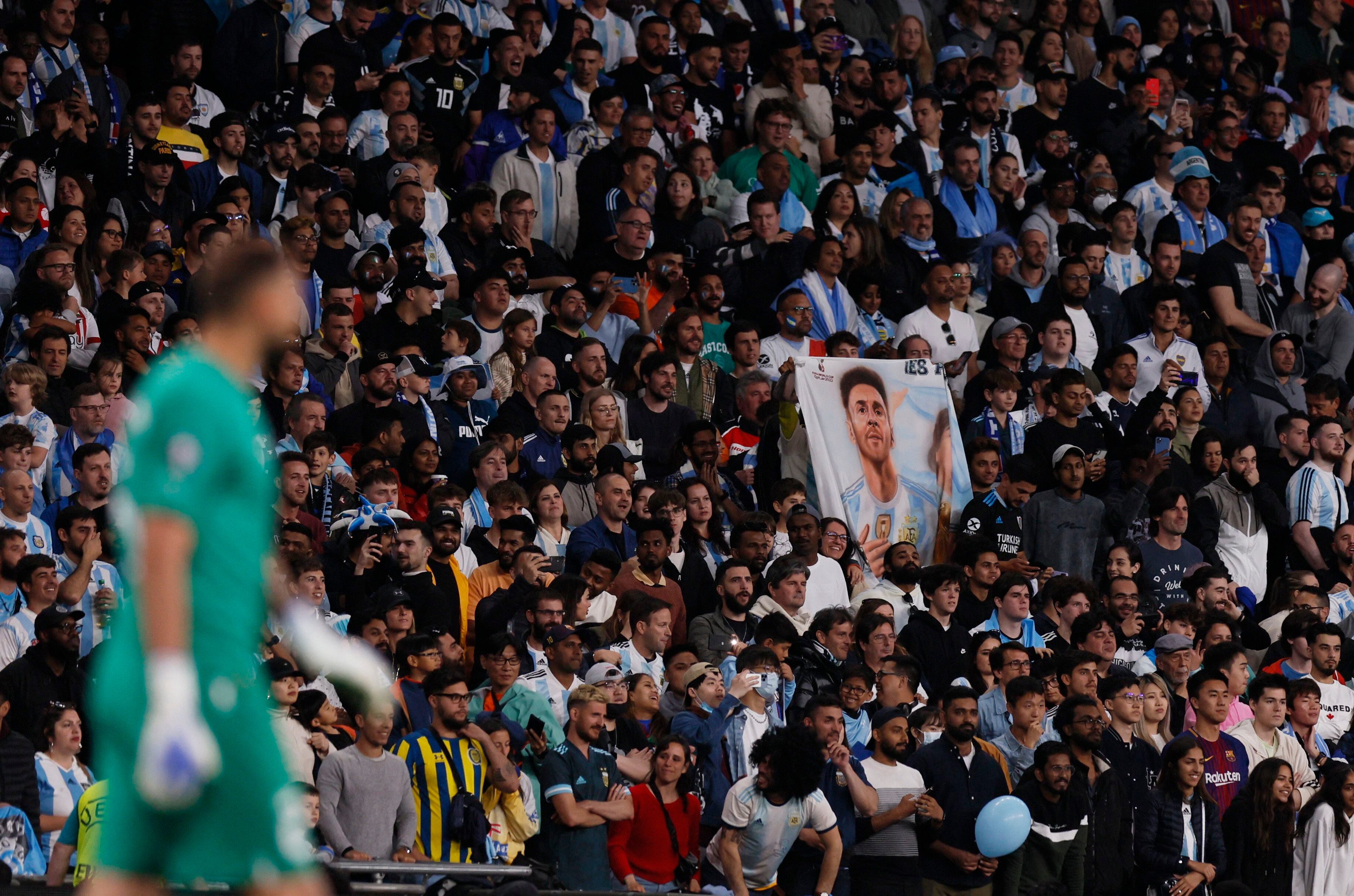 La bandera de Messi adorna la tribuna detrás de Donnarumma (REUTERS/Andrew Couldridge)