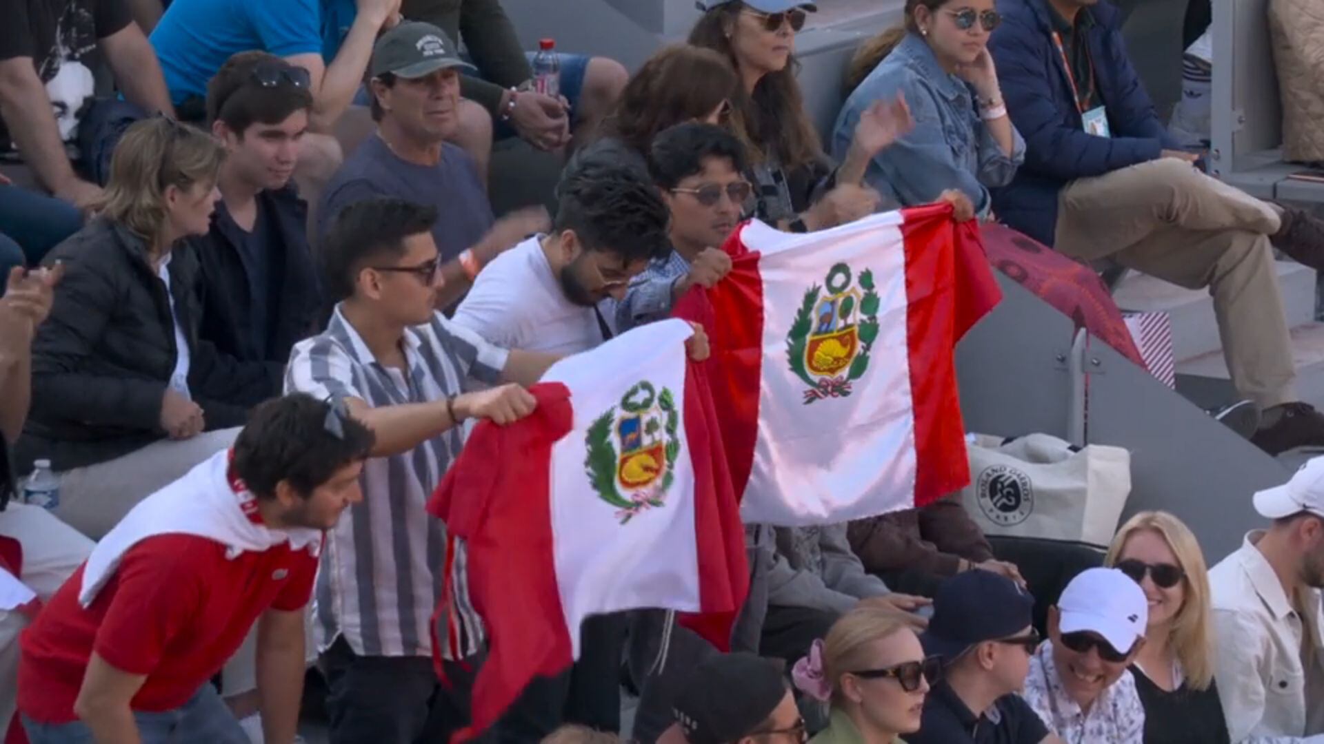 Peruvian fans rooting for Varillas on pitch 14 at Roland Garros.  (Photo: Capture Star Plus)