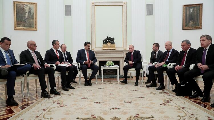 Maduro y su comitiva junto a Putin y la suya (REUTERS)