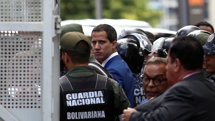 El líder de la oposición venezolana, Juan Guaidó, a quien muchas naciones han reconocido como el legítimo gobernante interino del país, llega para la ceremonia de juramento en el Congreso en Caracas, Venezuela, el 5 de enero de 2020. (Reuters)