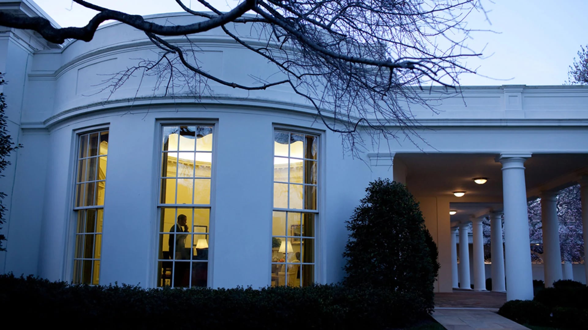 Cuando cae el sol, comienza el tiempo en soledad del Presidente en el Treaty Room (The White House)