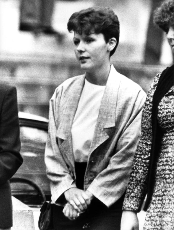 Jane Pickthall saliendo de la corte donde se juzgó al homicida de su pequeño hijo Marky. El crimen conmovió al Reino Unido