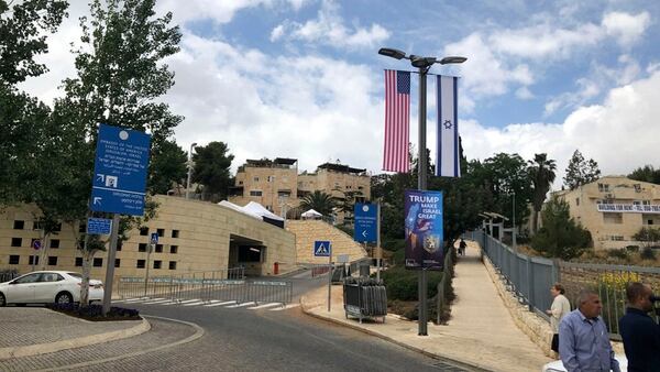 El acceso a la nueva Embajada norteamericana aún permanece abierto