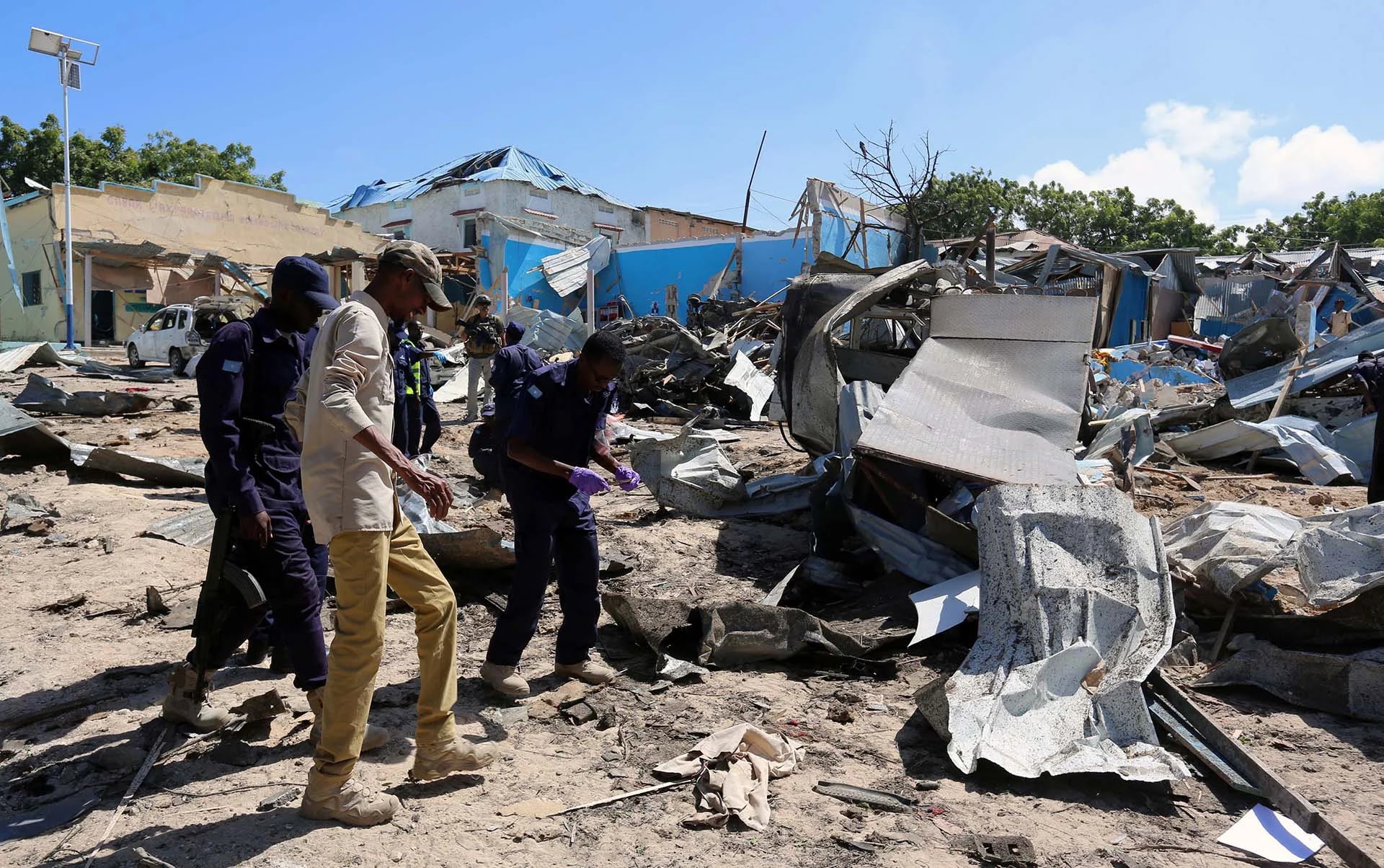 La policía somalí analiza la escena del crimen tras el ataque terrorista contra un edificio gubernamental en Mogadisco