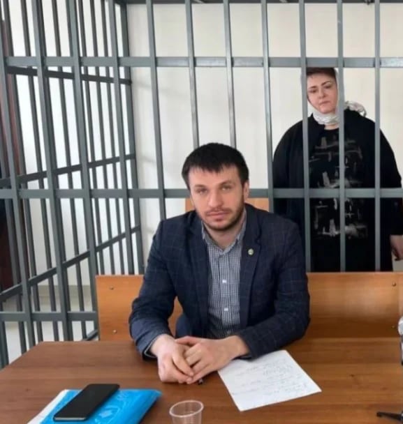 Zarema Musayeva junto a su abogado Alexander Nemov