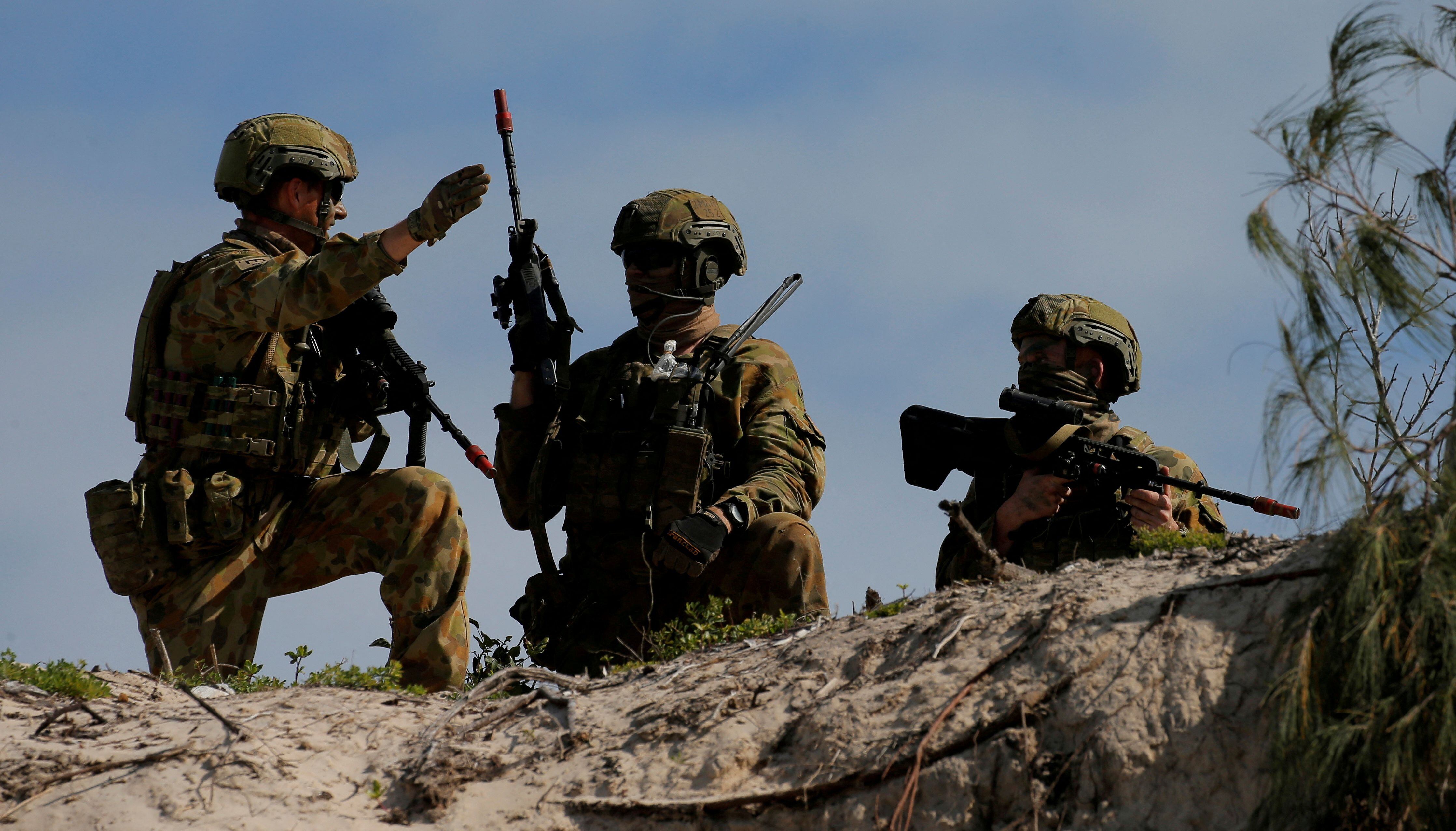 FOTO DE ARCHIVO: Soldados de la 3ª Brigada del Ejército australiano vigilan Langham Beach tras un desembarco de asalto anfibio durante las maniobras militares conjuntas Talisman Saber entre Australia y Estados Unidos en Queensland (Reuters)