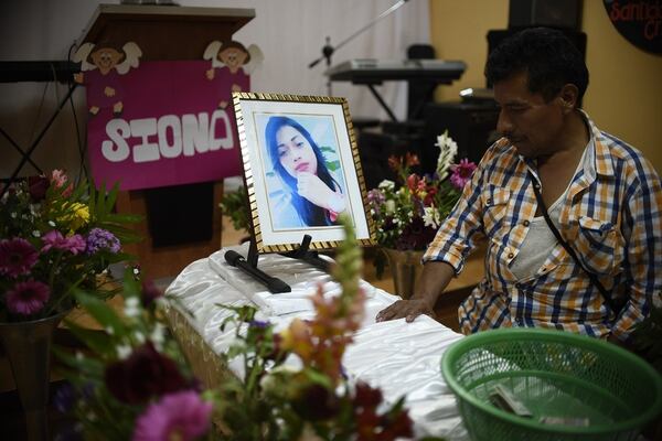Un familiar llora ante el cuerpo de una joven en Guatemala (AFP)