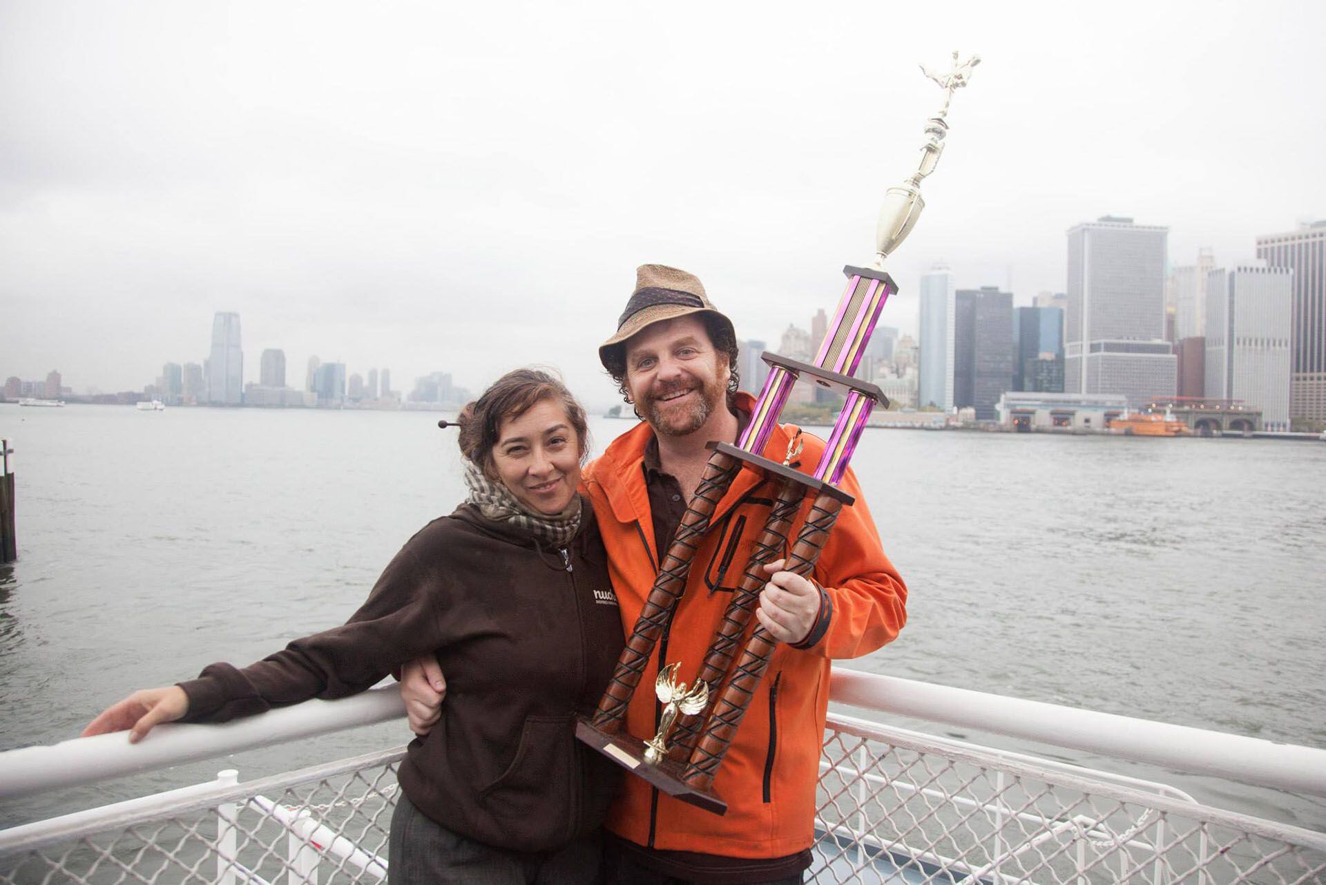 Leni y Ariel con el trofeo de Veny Awards 2014