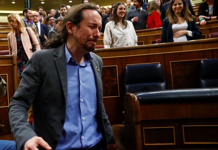 Pablo Iglesias llora tras la votación de investidura (REUTERS/Stringer)