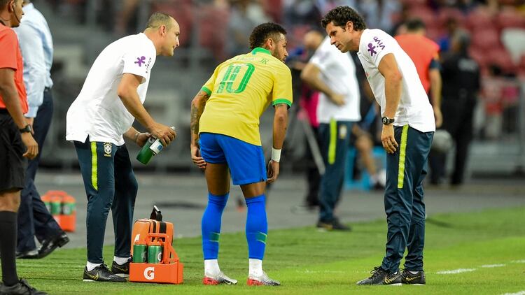 Neymar se retiró a los 12 minutos (Photo by Roslan RAHMAN / AFP)
