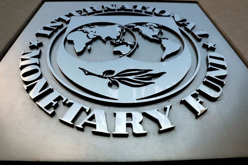 Foto de archivo - El logotipo del Fondo Monetario Internacional (FMI) en la fachada del edificio de la sede en Washington, EEUU. Sep 4, 2018. REUTERS/Yuri Gripas/File Photo