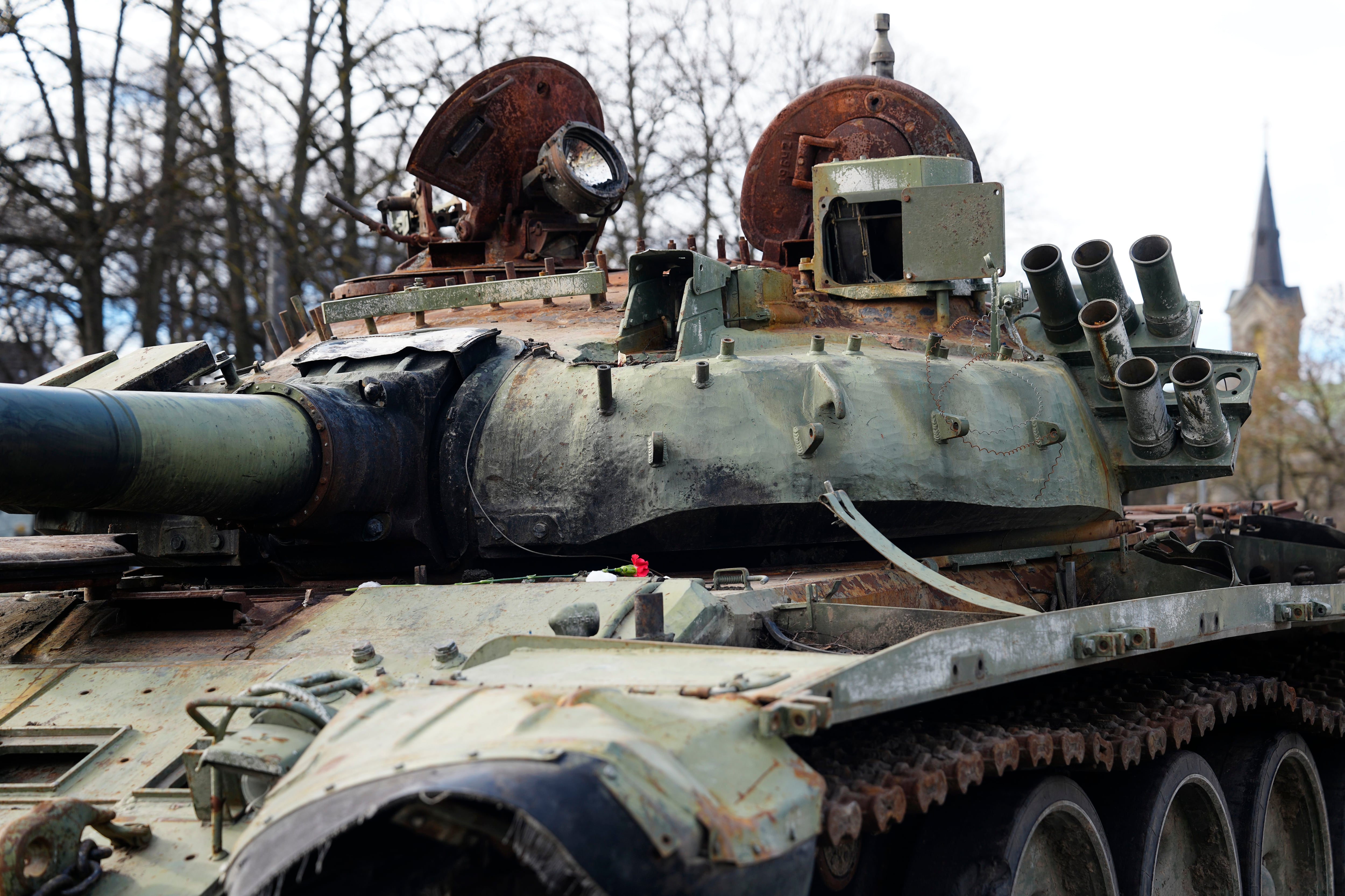 Un tanque ruso capturado por fuerzas ucranianas es exhibido en Tallín, Estonia, el 1 de marzo de 2023. (Foto AP /Pavel Golovkin)