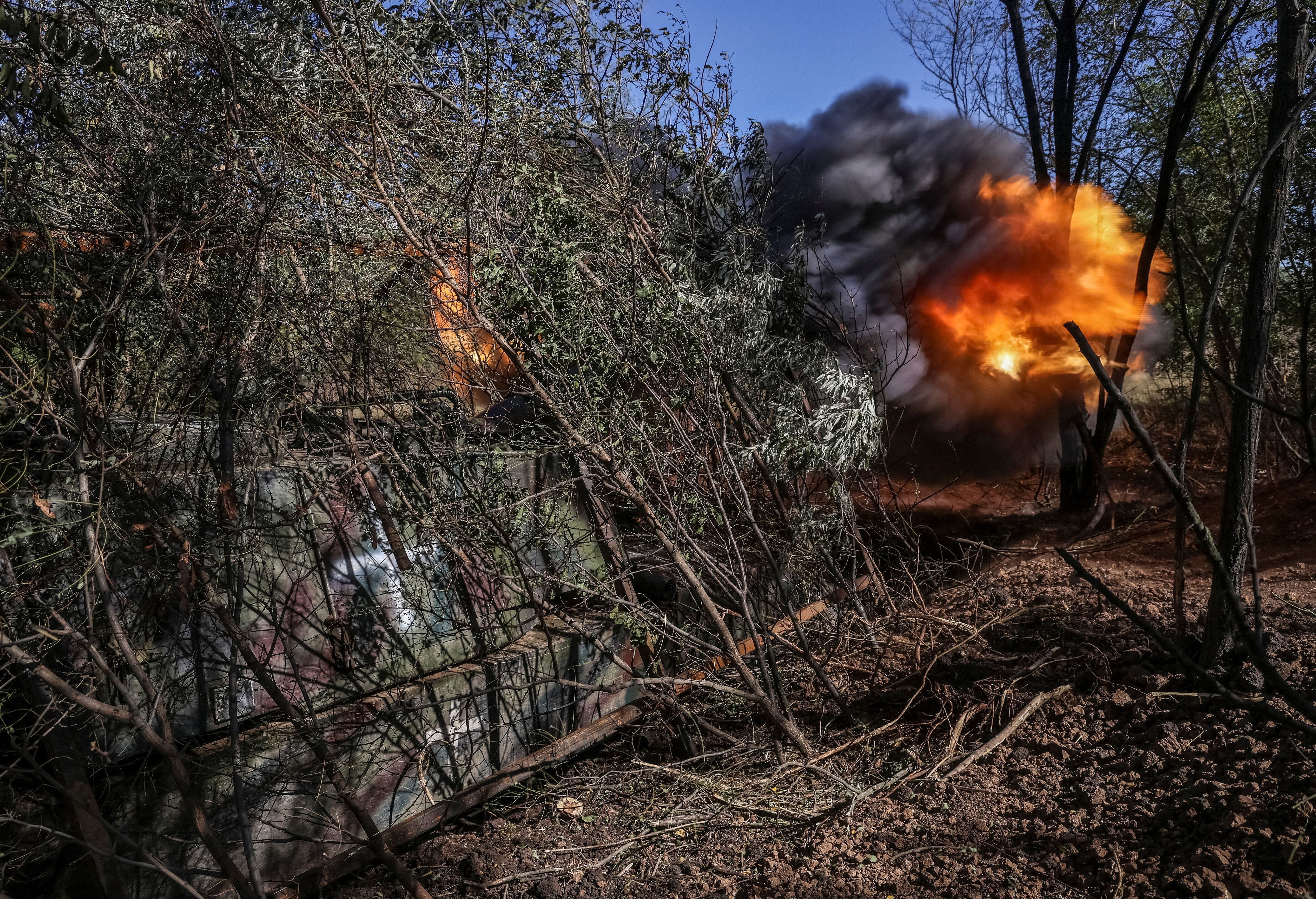 Militares ucranianos disparan un obús autopropulsado M109 contra tropas rusas en la región de Donetsk (REUTERS/Oleksandr Ratushniak)