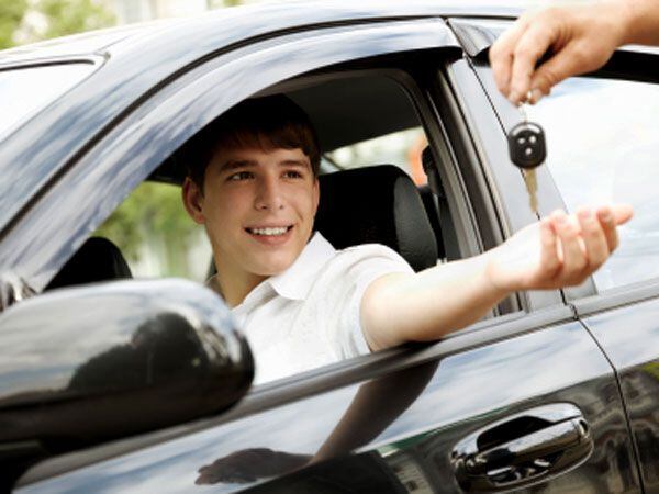 El nuevo estudio evalúa a casi 17,000 conductores jóvenes utilizando un simulador de videojuegos para prever su capacidad de manejo y comportamiento al volante