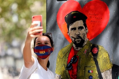 Una mujer se saca una foto frente al mural de Lionel Messi caracterizado de Che Guevara en Barcelona (REUTERS/Nacho Doce)