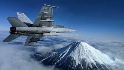 Un avión F/A-18F Super Hornet sobrevuela el Monte Fuji, en Japón, en enero de 2020  (Marina de EEUU/ Lt. Alex Grammar/ vía Reuters)