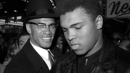 El campeón Mundial de peso pesado de boxeo, Muhammad Ali junto al líder musulmán, Malcolm X. AP 