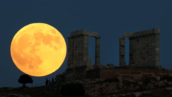Así pudo verse la Luna en Grecia este 27 de julio (Reuters)