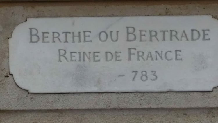 La placa que recuerda a una de la reinas de la Francia medieval en el Jardín de Luxemburgo